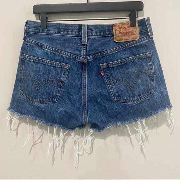 LEVI’S Men’s 501 Distressed Jean Shorts Button Fly, Size Waist 32 - Picture 3 of 6